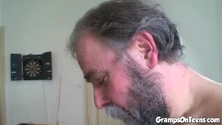 Fiatal vörös spiné cumizza és lovagol a nagypapa dákóján