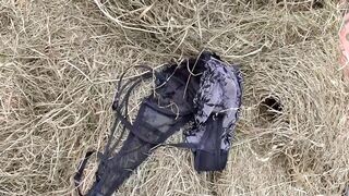 Méretes popós szépkorú nő leszopja a paraszt farkát a disznóólban