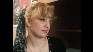Világos Szőke nagymellű csajok szőrös puncit szopnak orbitális farokkal retro jelenetben