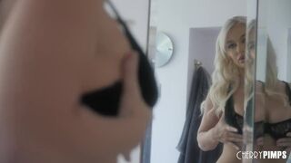 Orbitális Cicis Világos Szőke Milf Mélytorok Akcióban a Cherry Pimps Csatornán