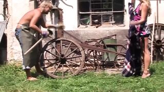 Világos Szőke milf a szabadban leszopja a pasiját és hagyja hogy keményen megdugja