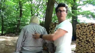 Világos Szőke kitetovált nagyi leszopja a gigászi amatőr pélót és szájba élvezik óvszerrel