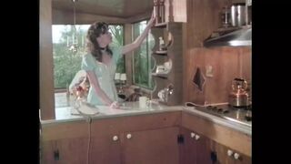 Lollipop Cream 3. részben John Holmes gigantikus farkát orálozza a fiatalasszony retro stílusban