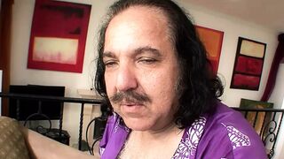 Lynn Love amatőrként cidázza a gigantikus rúdat retró videóban