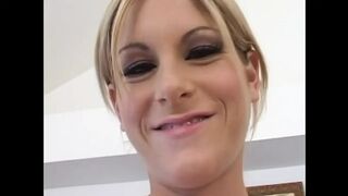 Courtney Simpson világos szőke tinédzser pici mellekkel nyeli a orbitális dákó gecijét csöcsbe együttlét után