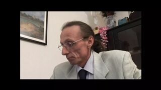 Vörös szépkorú nő termetes pélót nyel le mélytorokkal amatőrben
