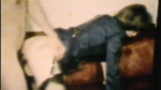 Retro csoportos cumizás tehetséges és kacér fehér és fekete lányokkal