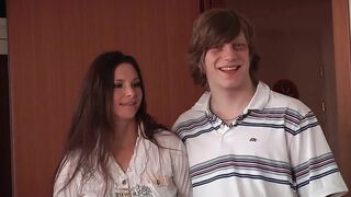 Jessica Fiorentino és Kristine Crystalis cidázzák a nagyméretű kárót szőrös punijukban édeshármasban
