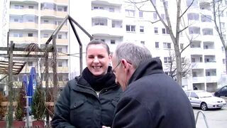 Amatőr gádzsi bazinagy mellekkel cumizza a nagyméretű hímtagot majd hátulról keményen megkefélve