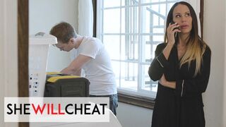 She Will Cheat: McKenzie Lee Bosszút Áll Hűtlen Férjén a Jó Képű Szerelővel