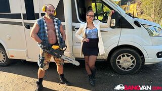 Jennifer Mendez vad dugása a furgonban a hatalmas favágóval