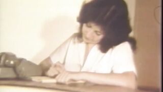 Vagina nyalás fekete hajú nevelő unokahúggal retro MILF stílusban